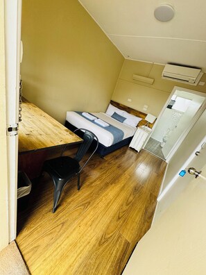 Budget Double | Desk, iron/ironing board, free cots/infant beds, free WiFi - Ardeanal Motel West Wyalong (West Wyalong)
