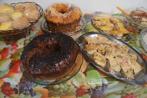 朝食 (ビュッフェ)、毎日提供 (無料)