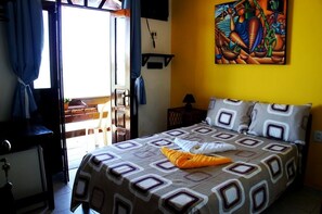 Roupas de cama antialérgicas, frigobar, cortinas blackout, berços grátis