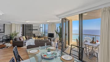 Departamento, 3 habitaciones, vista al océano (Top Floor) | Área de sala de estar | Televisión