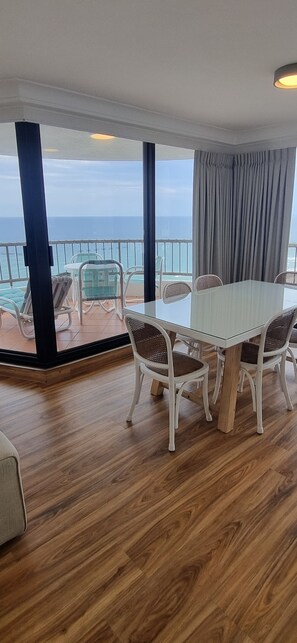 Leilighet – standard, 2 soverom, delvis havutsikt | Spiseområde på rommet