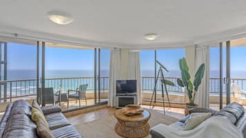Departamento, 3 habitaciones, vista al océano (Top Floor) | Área de sala de estar | Televisión