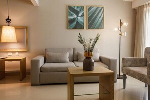 32-inch TV with satellite channels - Allure Bonbon by Karisma Hotels & Resorts (Cartagena)