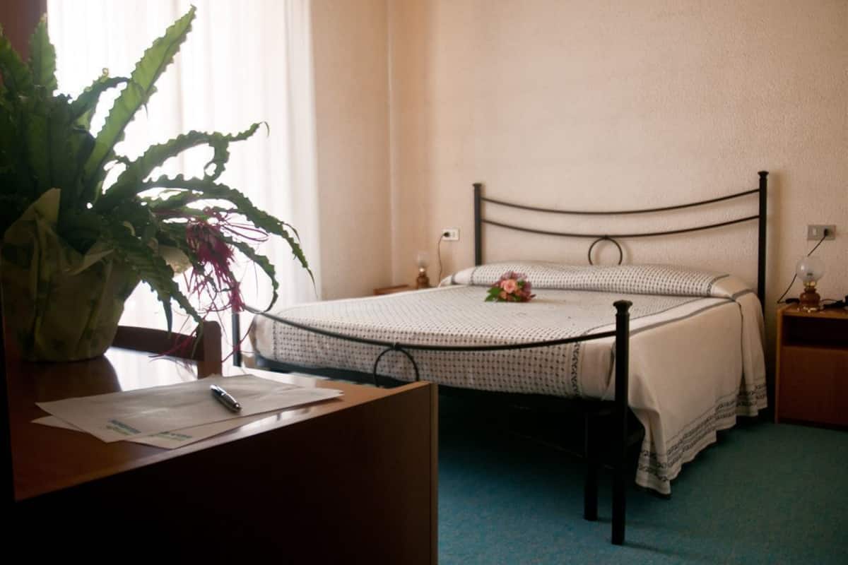 Double Room | Desk, cribs/infant beds, rollaway beds, WiFi (free)