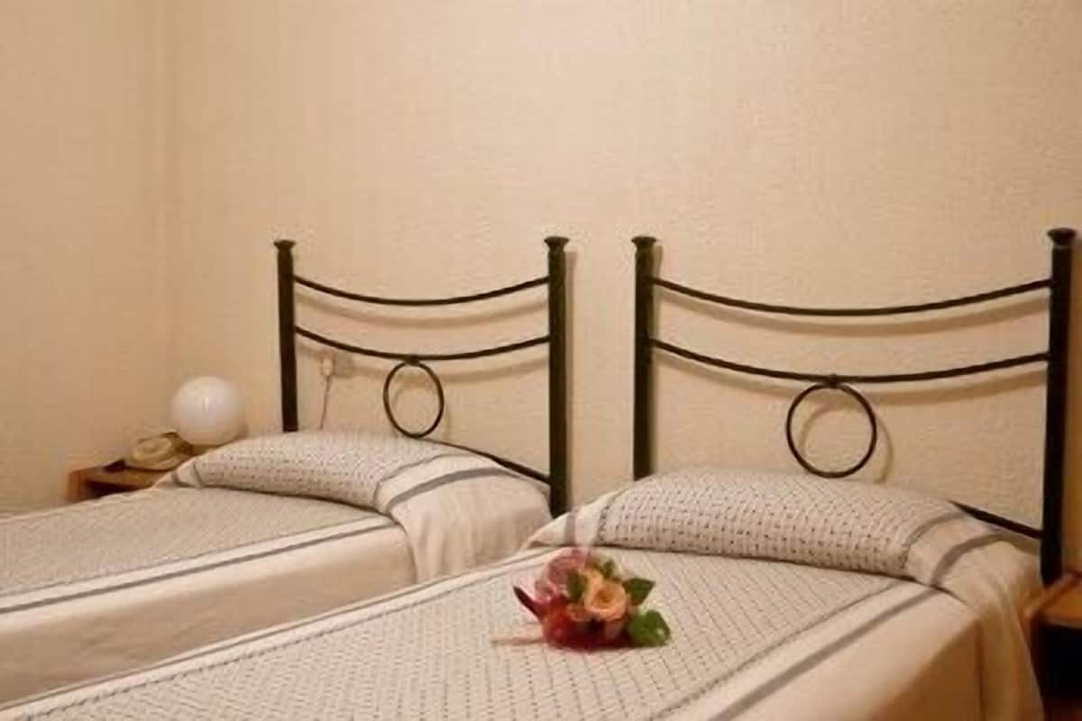 Single Room | Desk, cribs/infant beds, rollaway beds, WiFi (free)