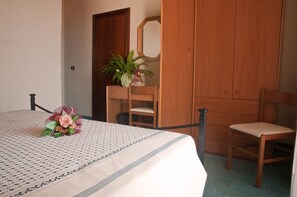 Een bureau, babybedden, extra bedden, gratis wifi