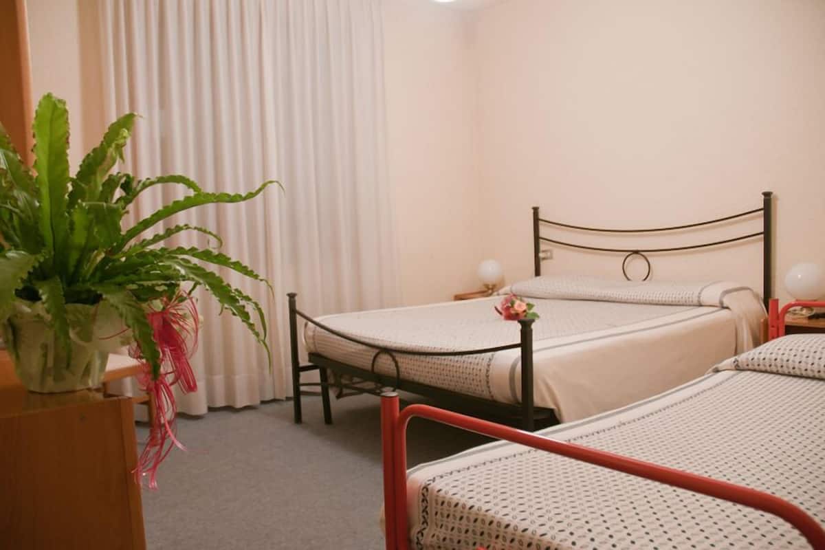 Triple Room | Desk, cribs/infant beds, rollaway beds, WiFi (free)