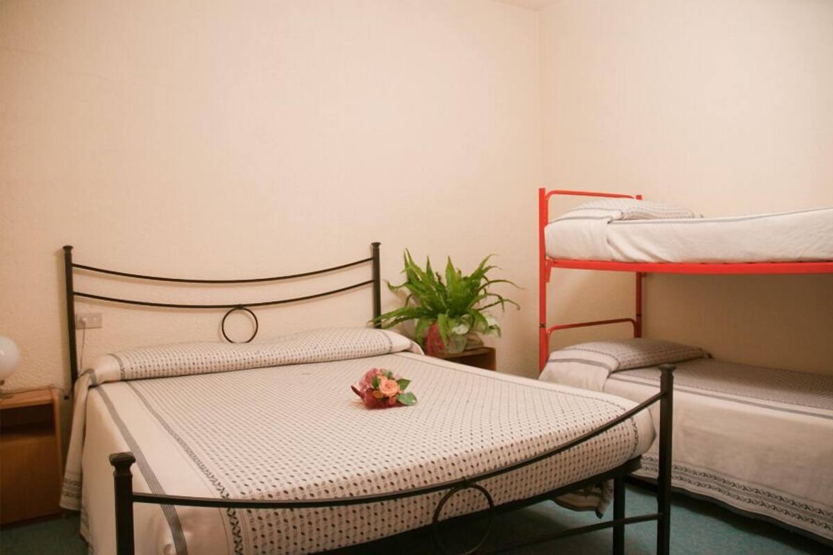 Quadruple Room | Desk, cribs/infant beds, rollaway beds, WiFi (free)