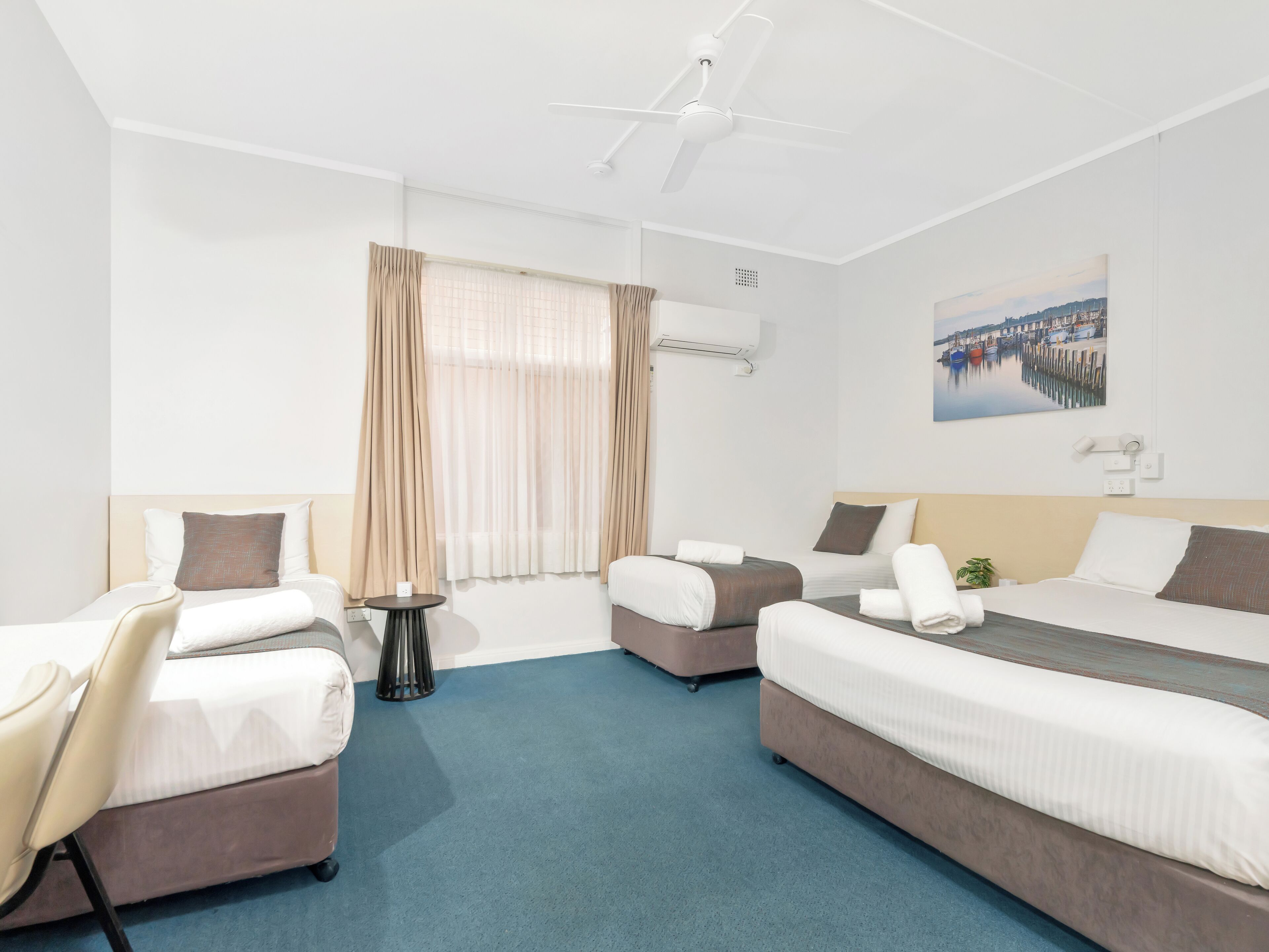 Ropa de cama de alta calidad, escritorio y sistema de insonorización 