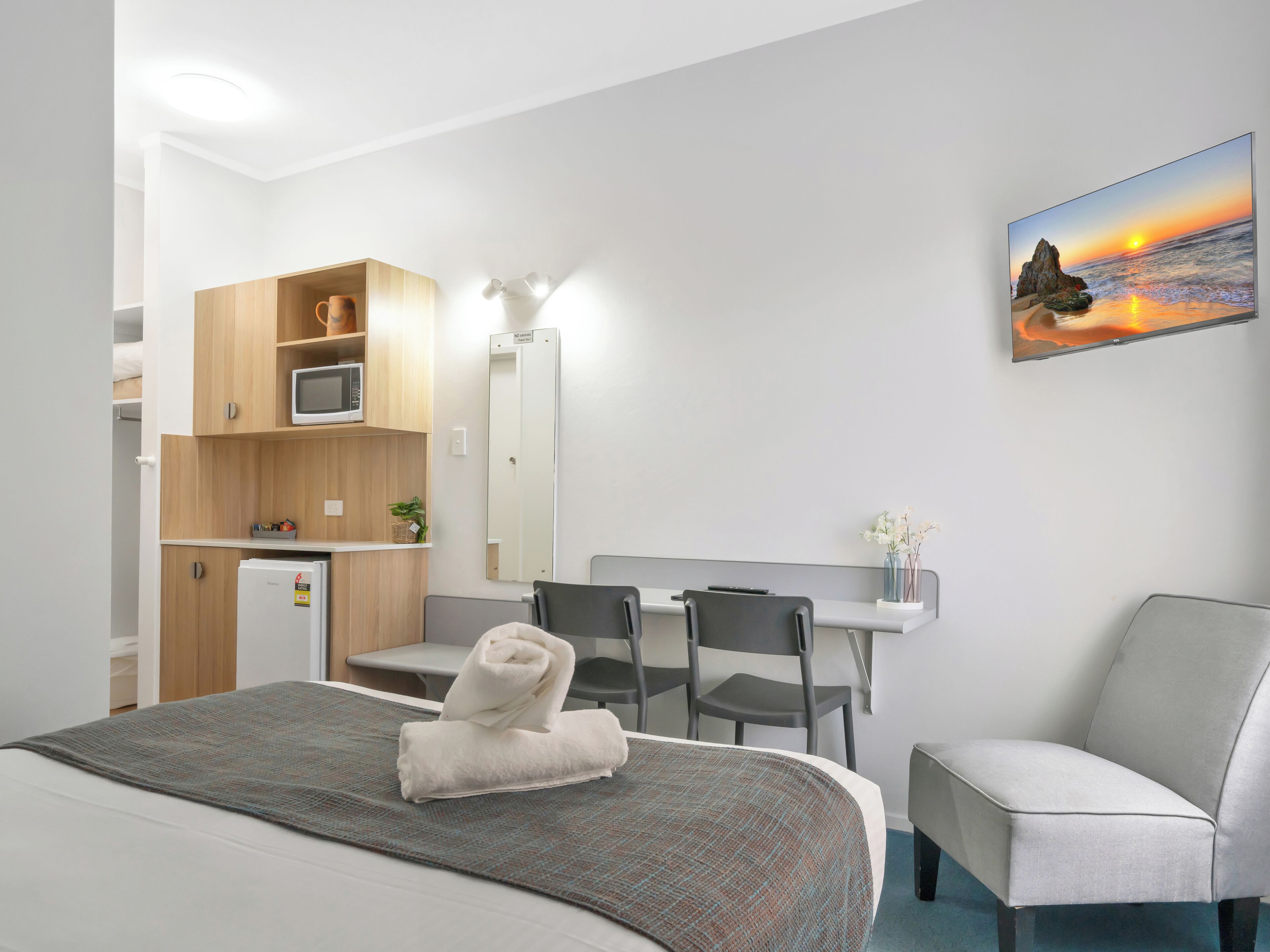 Ropa de cama de alta calidad, escritorio y sistema de insonorización 