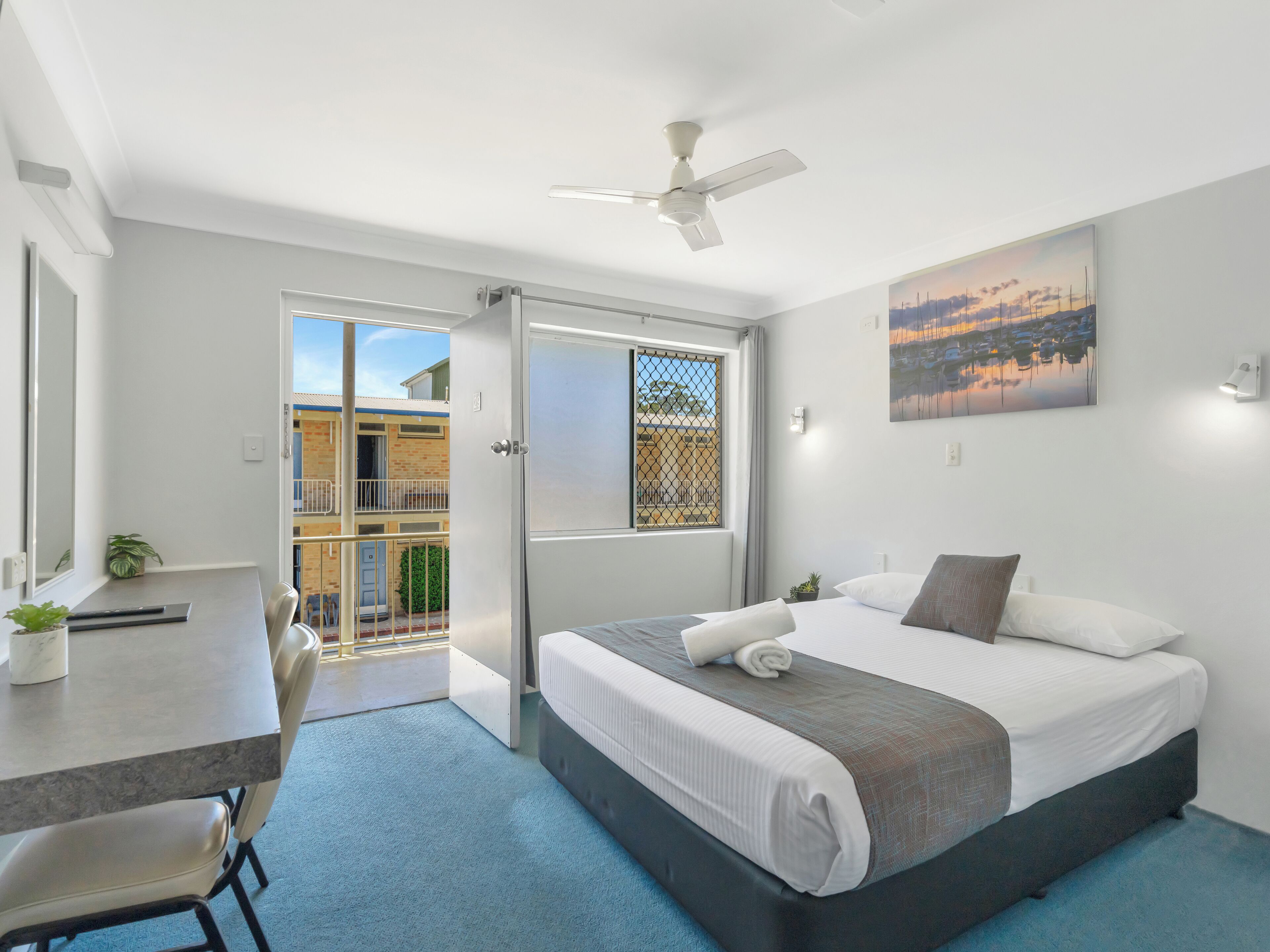 Ropa de cama de alta calidad, escritorio y sistema de insonorización 