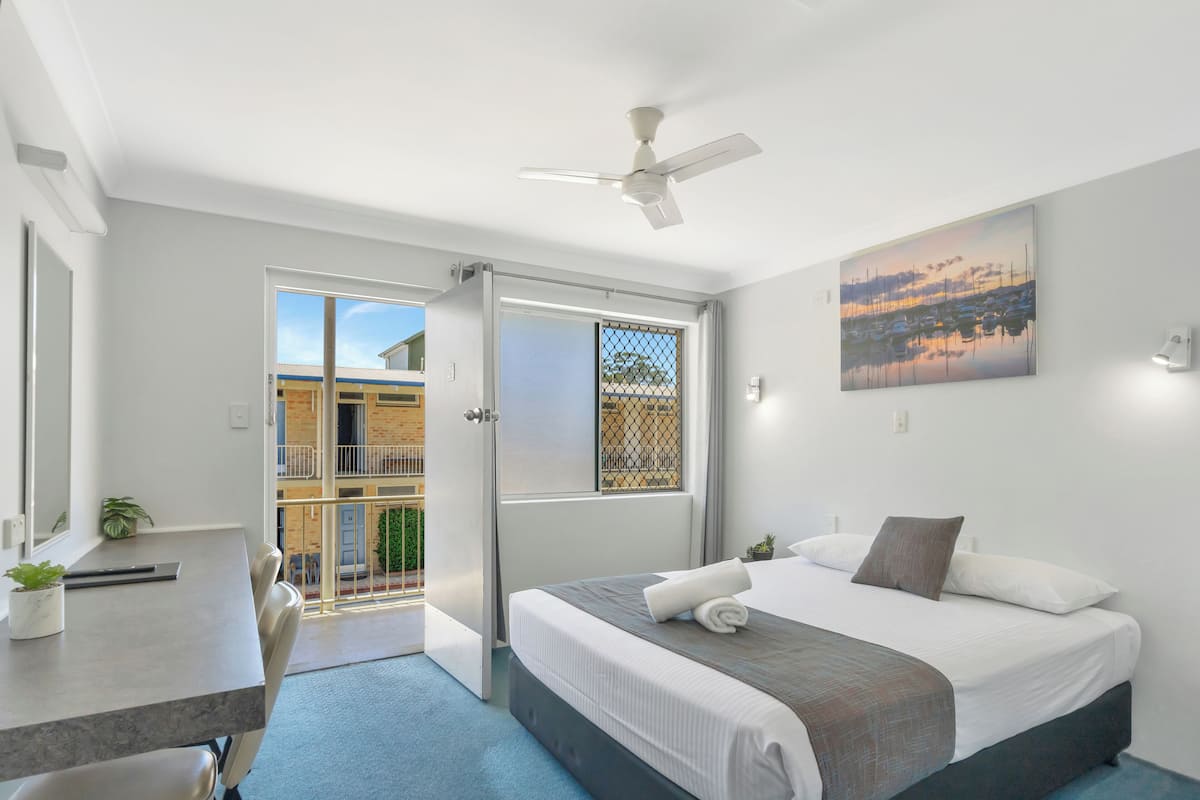 Standard Room, 1 Queen Bed