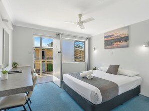 Ropa de cama de alta calidad, escritorio y sistema de insonorización 