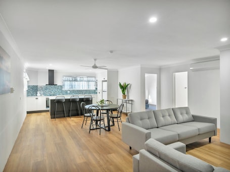 Deluxe Apartment | Living area. Bentleigh Motor Inn- Coffs Harbour