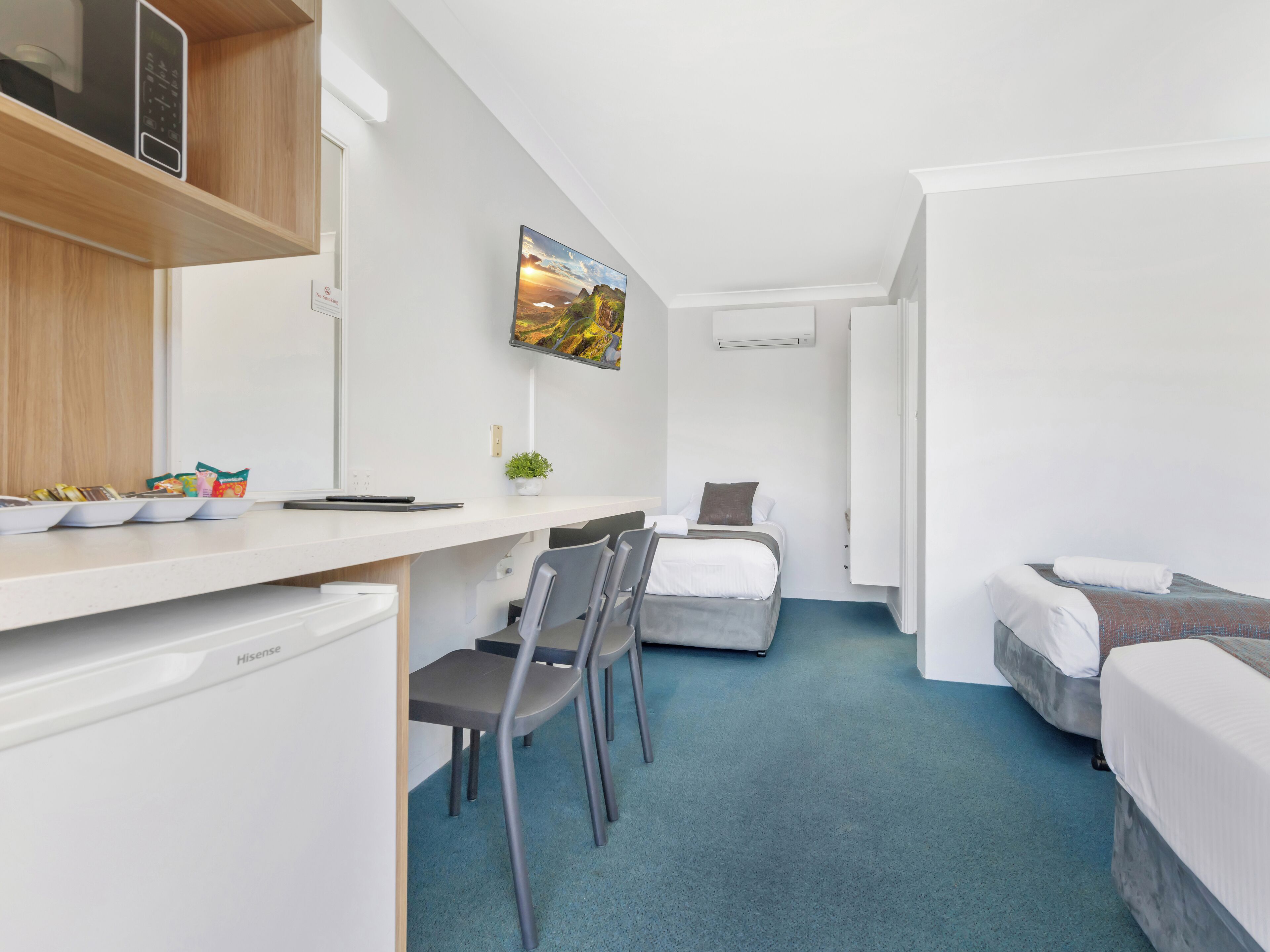 Ropa de cama de alta calidad, escritorio y sistema de insonorización 