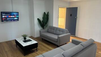 Apartemen Deluks | Area keluarga | Smart TV 32-inci dengan saluran TV digital dan TV