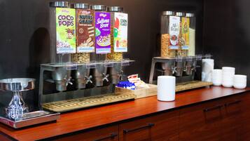 بوفيه فطور مجانًا يوميًا