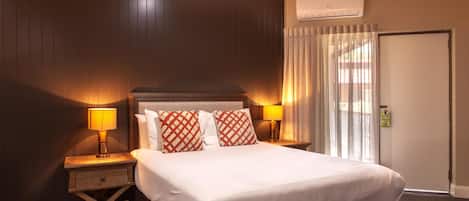 Estudio estándar, 1 cama King size | Escritorio, tabla de planchar con plancha, wifi gratis y ropa de cama