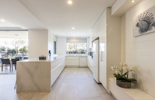 Apartamento Deluxe, 4 habitaciones, vistas al mar | Cocina privada | Cafetera o tetera, frigorífico grande, microondas y horno