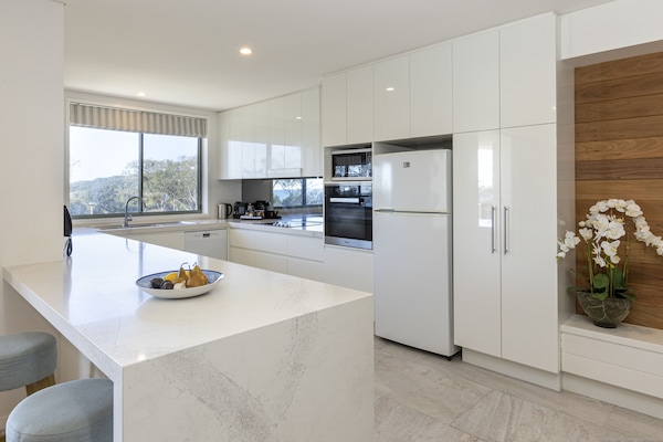 Appartement, 3 chambres | Cuisine privée | Grand réfrigérateur, micro-ondes, four, plaque de cuisson