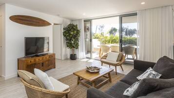 LĂ€genhet - 3 sovrum (Apartment Two) | Vardagsrum | Platt-tv, dvd-spelare och en iPod-dockningsstation