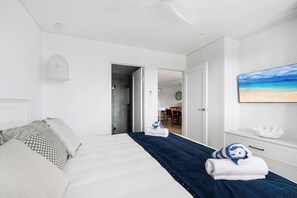 Apartamento, 2 quartos (Apartment Sixteen) | Frigobar, cofres nos quartos, individualmente decorados