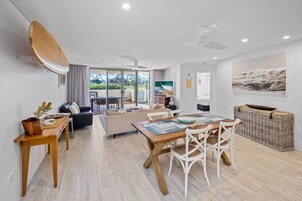 Apartment Six (2 Bedrooms) | In-room dining