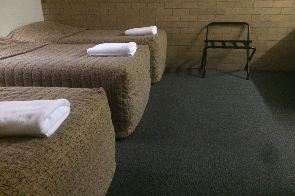 Trang trí khác biệt, trang bị nội thất với thiết kế riêng biệt, bàn