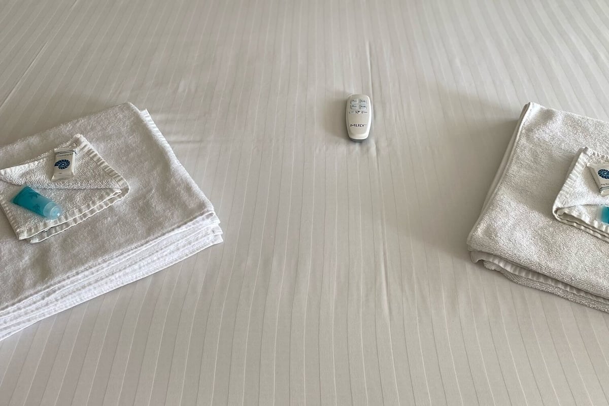 Camera, 1 letto king | Con stile personalizzato, con arredamento individuale, una scrivania