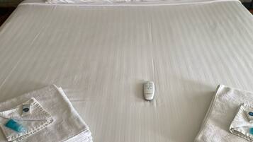 Habitación, 1 cama King size | Decoración personalizada, muebles diferentes y escritorio