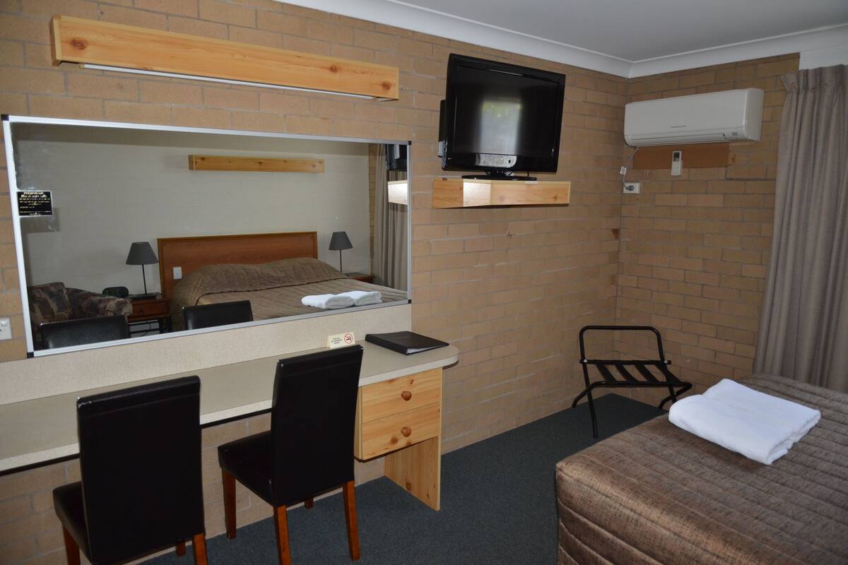 Standard Twin Room | Desk, soundproofing, iron/ironing board, WiFi (free)