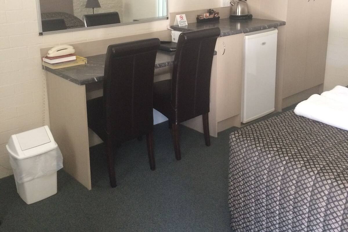 Premium Queen | Desk, soundproofing, iron/ironing board, WiFi (free)