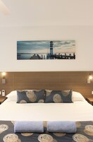 Cortinas blackout, tabla de planchar con plancha y wifi gratis 