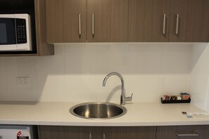Room (Standard King) | Private kitchen | Fridge, microwave, coffee/tea maker, electric kettle - Aston Motel Yamba (Yamba)