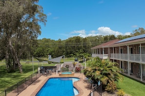 Outdoor pool, open 8:00 AM to 6:00 PM, sun loungers - Aston Motel Yamba (Yamba)