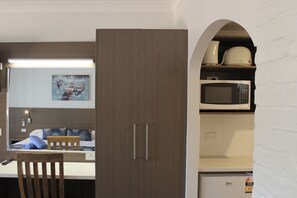 Room (Standard King) | Living area | Flat-screen TV - Aston Motel Yamba (Yamba)