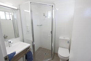 Zimmer (Standard King & Single) | Badezimmer | Haartrockner, Handtücher