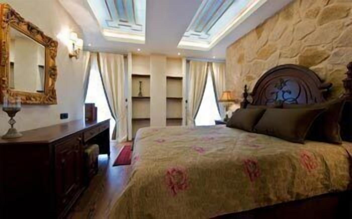 select comfort beds, minibar, in-room safe, desk