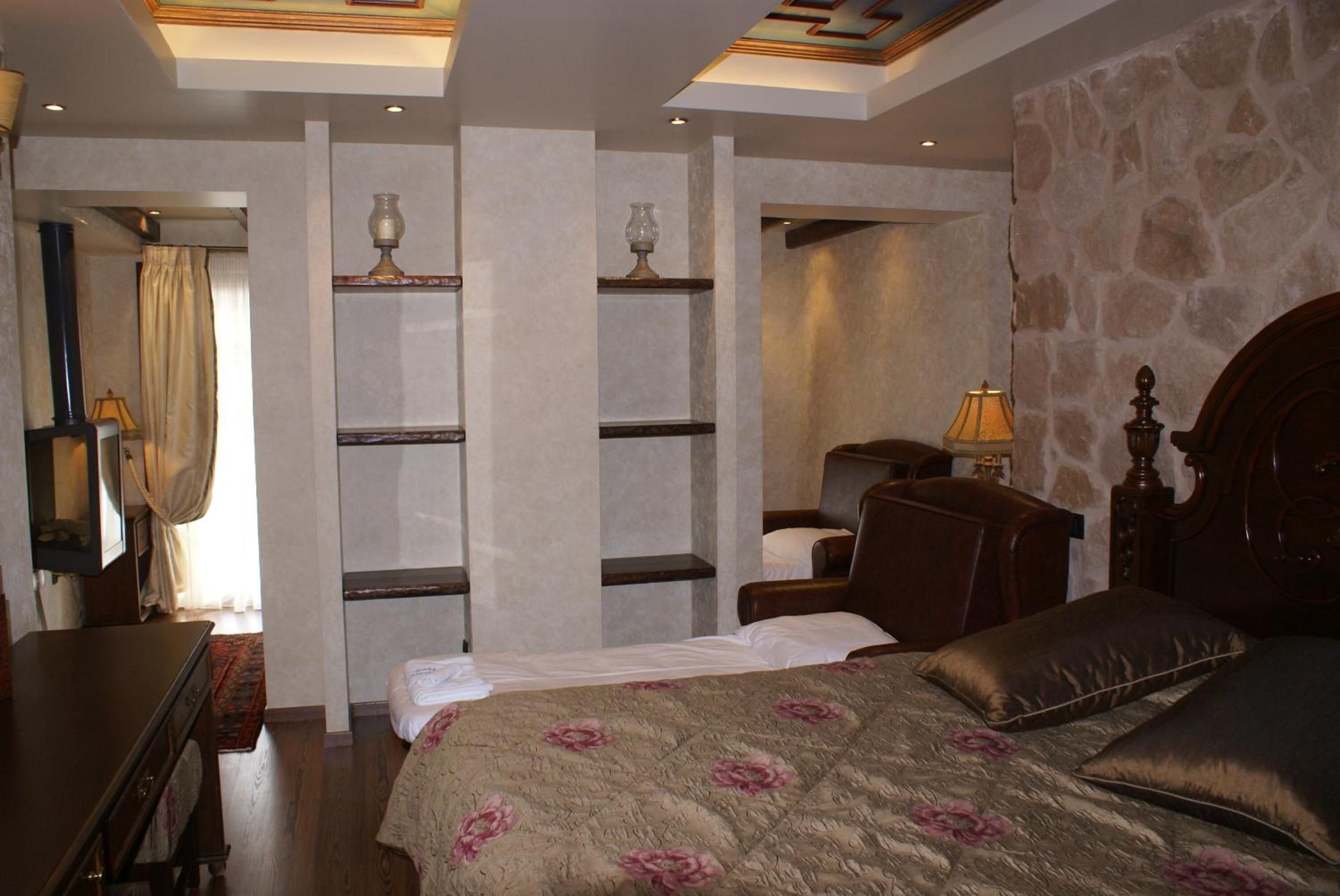 select comfort beds, minibar, in-room safe, desk