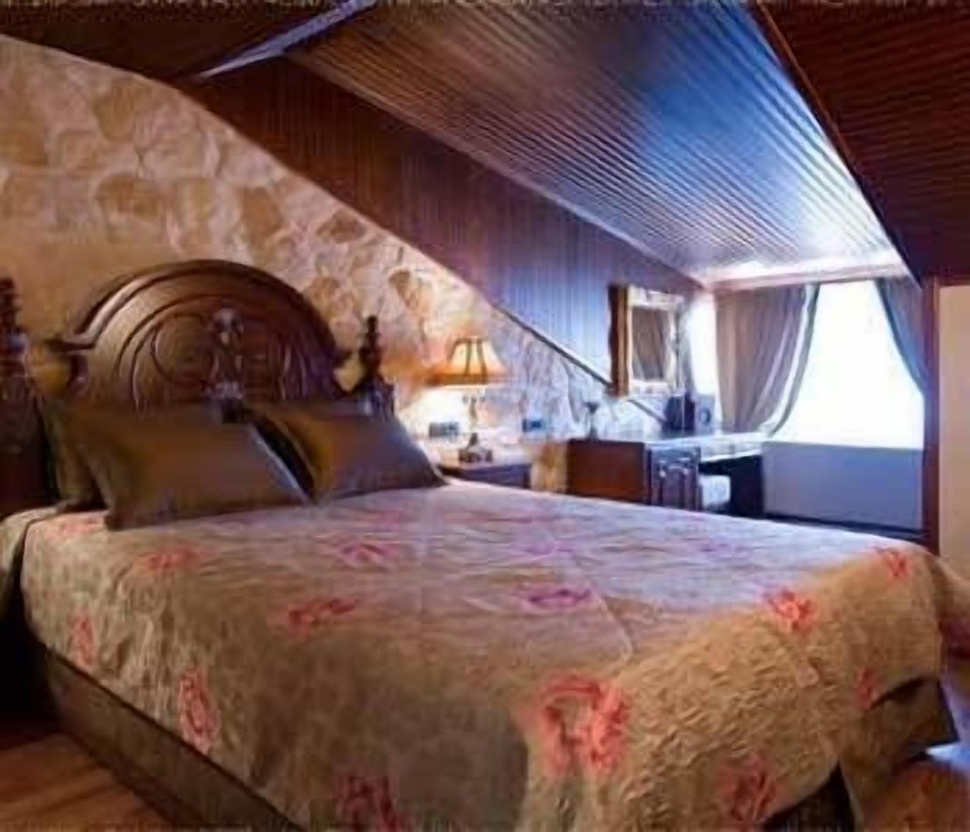 select comfort beds, minibar, in-room safe, desk