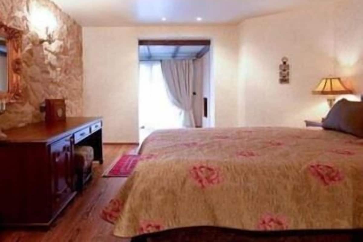 select comfort beds, minibar, in-room safe, desk