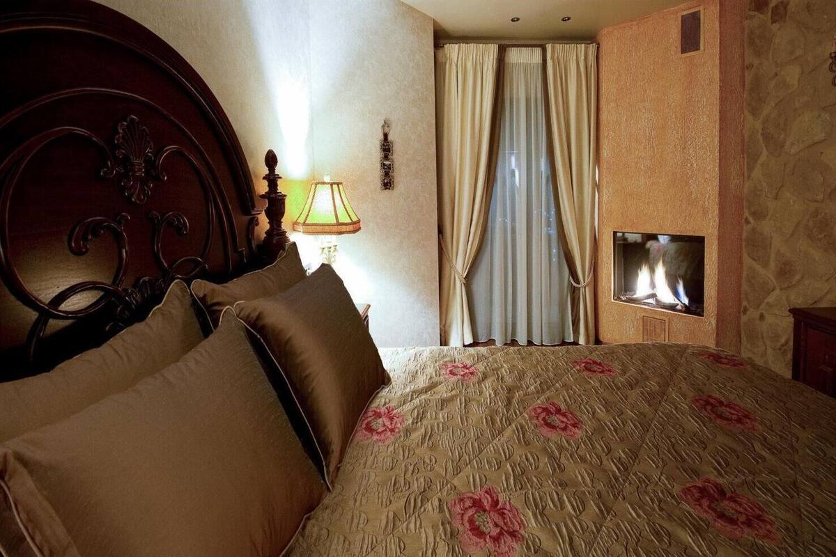 select comfort beds, minibar, in-room safe, desk