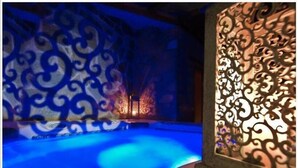 Un área de spa con hidromasaje y paneles decorativos en la pared.