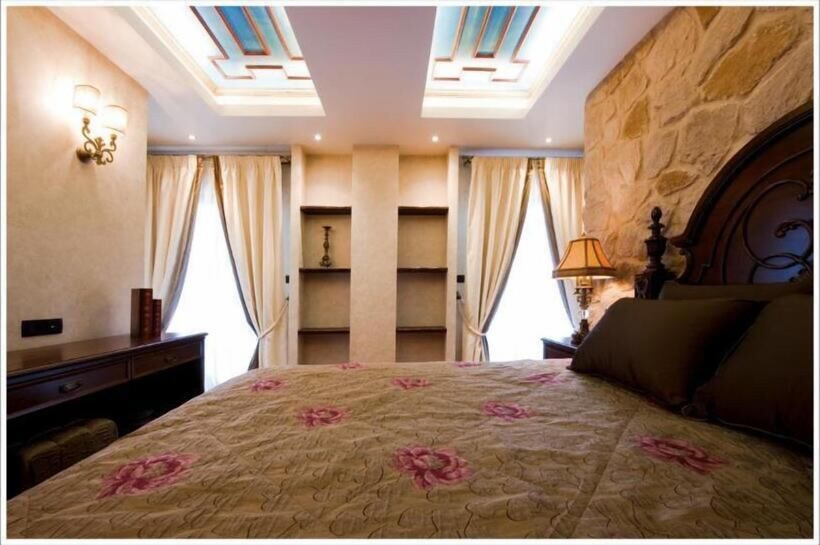 select comfort beds, minibar, in-room safe, desk