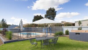 Outdoor pool, sun loungers - A line Motel (Griffith)
