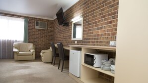 Family Room, Non Smoking | Soundproofing, iron/ironing board, WiFi (free), bed sheets - A line Motel (Griffith)