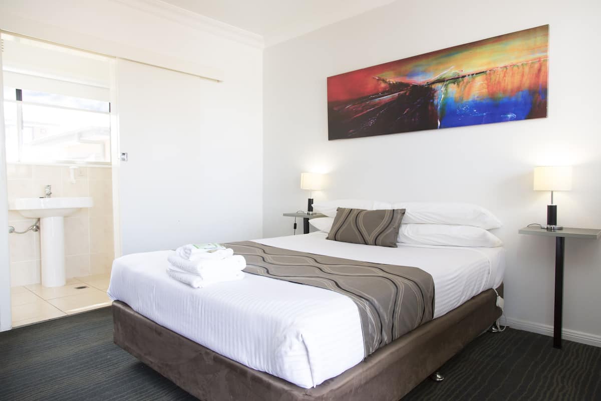 Chambre Double Standard, 1 grand lit | Chambres insonorisées, fer et planche à repasser, Wi-Fi gratuit