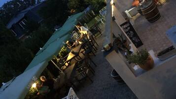 Petit déjeuner et dßner servis sur place, vue sur le jardin