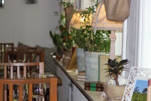 Der serveres morgenmad og aftensmad med udsigt til haven