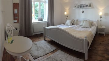 Economy Double Room with shared batheroom in the hallway | Individuell dekoriert, VerdunkelungsvorhÀnge, kostenloses WLAN